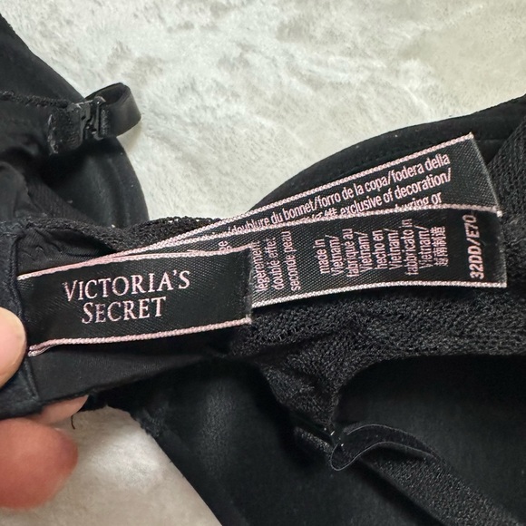 Victoria's Secret Black and Red Lace Bras with Underwire - Picture 8 of 10